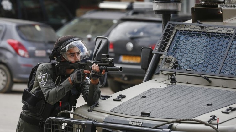 الاحتلال يعتقل عامل فلسطيني بعد اصابته شمال طولكرم