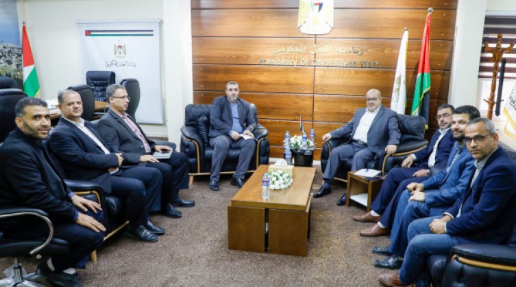 تفاصيل لقاء رئيس لجنة متابعة العمل الحكومي مع نقابة الموظفين في غزة