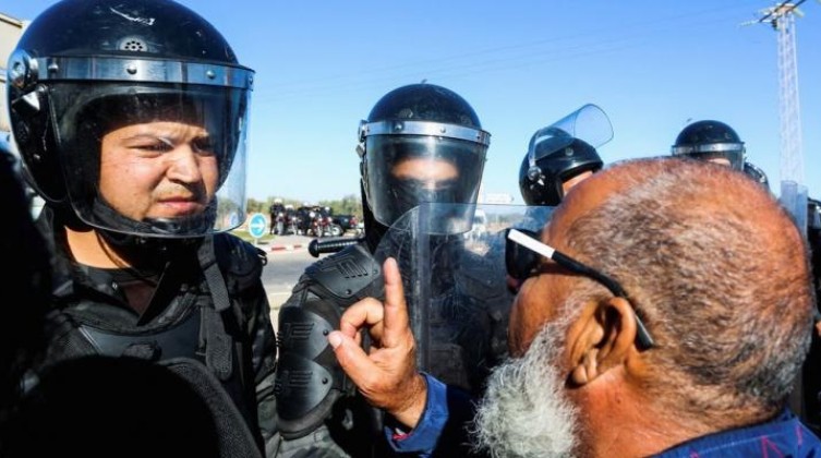 قوات الأمن التونسية تفرق احتجاجا قرب قمة الفرانكفونية