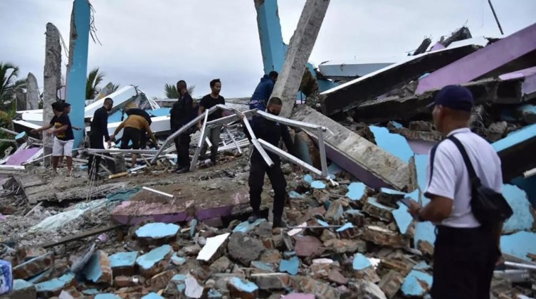 مصرع 46 شخص بزلزال في إندونيسيا