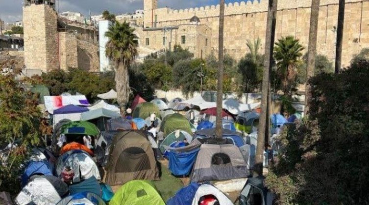 مستوطنون يقتحمون المسجد الإبراهيمي وسط تعزيزات عسكرية