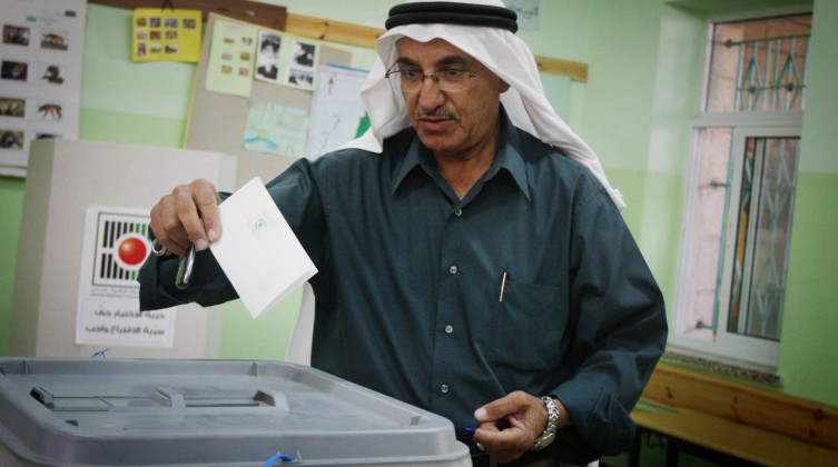 "منظمة دولية" تتهم السلطة الفلسطينية بفرض قيود على النشطاء المطالبين  بإجراء الانتخابات العامة