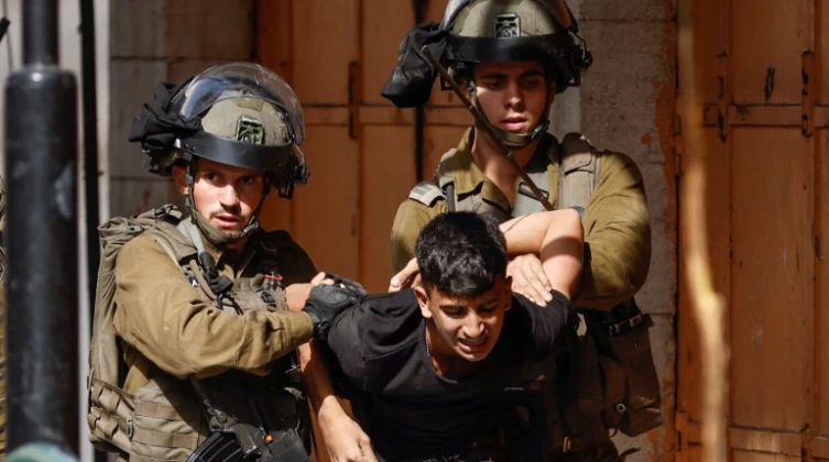 قوات الاحتلال تعتقل 3 فلسطينيين من الخليل والقدس