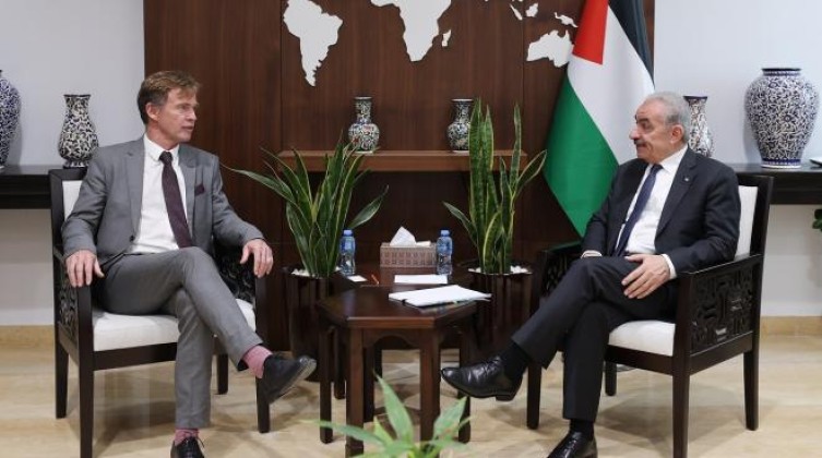اشتية يلتقى بممثل الاتحاد الأوروبي لدى فلسطين.. ماذا بحثا؟