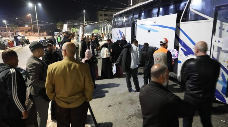 بالصور: مغادرة الدفعة الأولى من معتمري قطاع غزة إلى السعودية
