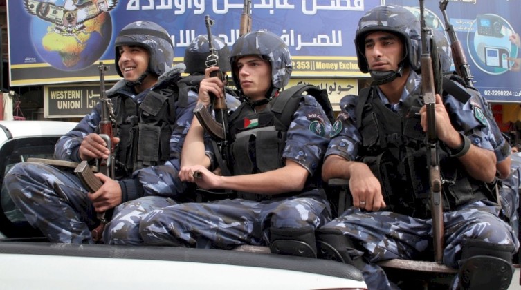القبض على 8 مسلحين أحرقوا مقهى وأغلقوا طريقاً عاماً برام الله