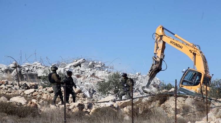 بالصور: الاحتلال يخطر بهدم مدرسة قيد الإنشاء جنوب الخليل