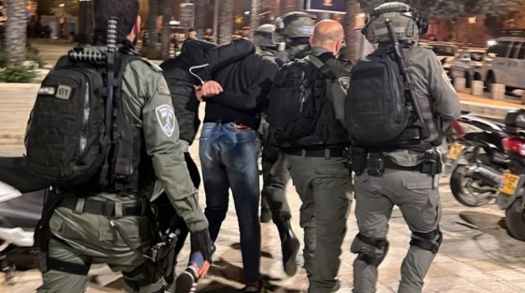 قوات الاحتلال تعتقل فلسطينيا من باب العامود