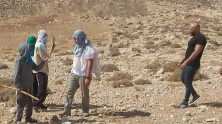 نابلس: مستوطنون يقتحمون قرية قريوت ويحتجزون مواطنًا
