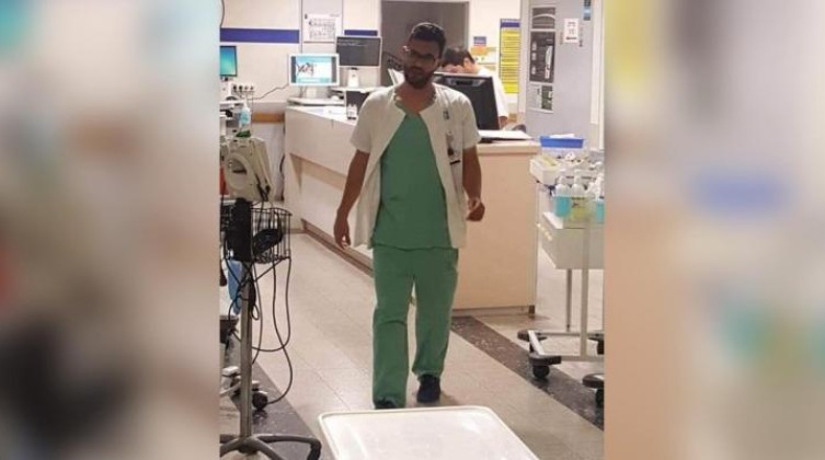 فصل طبيباً فلسطينياً لتقديمه حلوى لطفل أسير