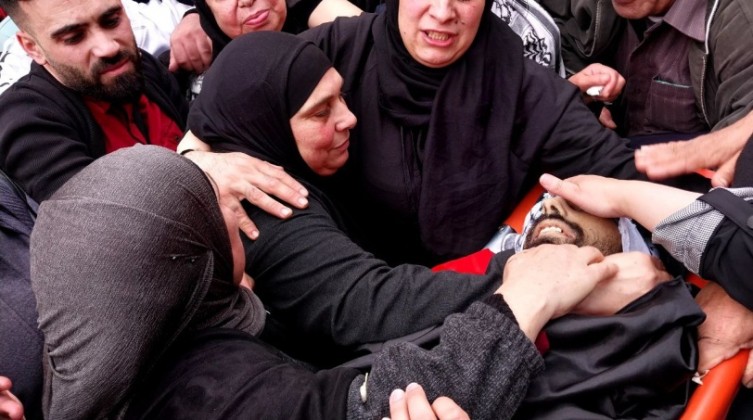 بالصور: أهالي نابلس يشعيون جثماني الشهيدين حرزالله وكشك