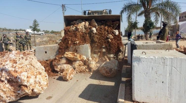الاحتلال يغلق مداخل بلدة قصرة جنوب نابلس بالسواتر الترابية