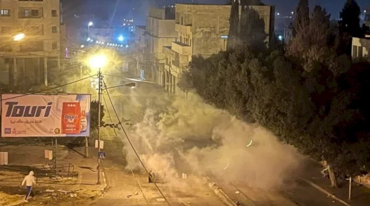 إصابات بالإختناق جراء اقتحام الاحتلال المنطقة الشرقية لمدينة نابلس