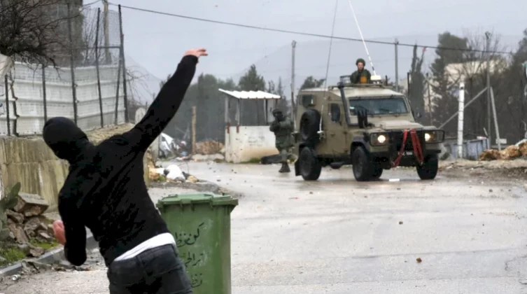 صحيفة: إسرائيل توعز لجنودها عدم إطلاق النار على راشقي الحجارة