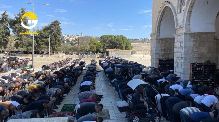 بالصور: 60 ألف مصلٍ أدوا صلاة الجمعة في الأقصى