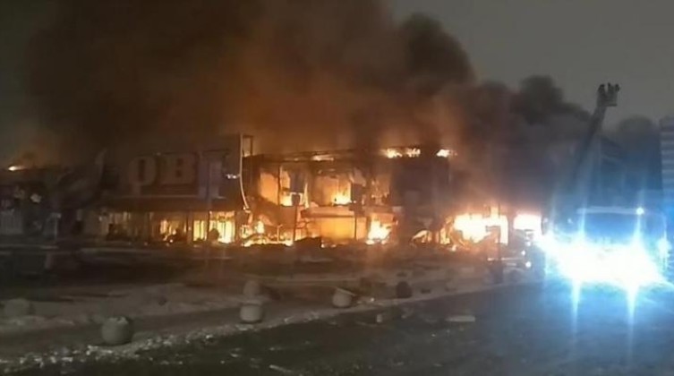مصرع شخص جراء حريق ضخم بمركز تسوق في موسكو