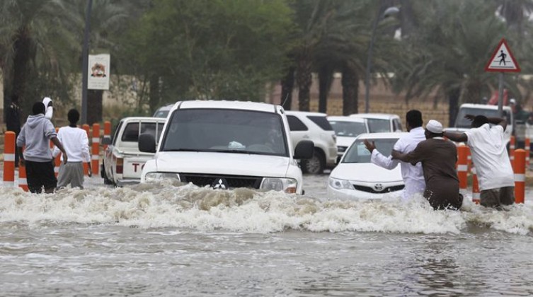 أمطار غزيرة وسيول تغزو مكة والأرصاد تحذر من الخروج للشوارع