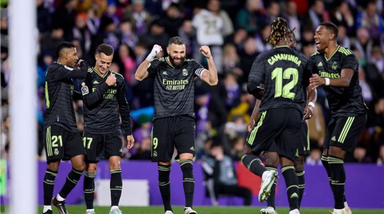 بنزيما يمنح ريال مدريد صدارة الدوري الإسباني بثنائية أمام بلد الوليد