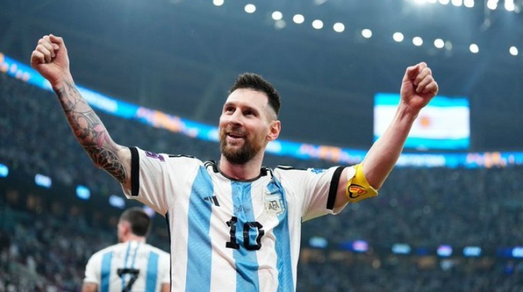 رسالة مؤثرة  من معلمة ميسى قبل نهائي كأس العالم 2022 !