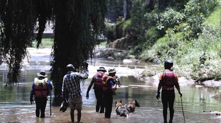مصرع 14 شخص جراء فيضان مفاجئ لنهر جنوب أفريقيا