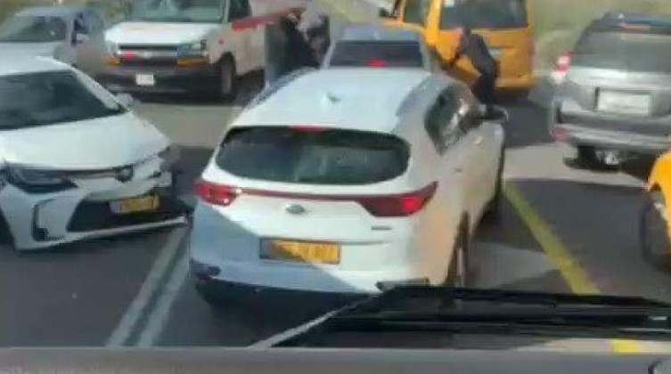 بالفيديو: قوة خاصة إسرائيلية تعتقل شابًا شمال غرب رام الله