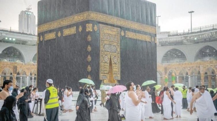 بالفيديو: هطول أمطار غزيرة على الحرم المكي