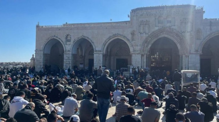 70 ألف مصل أدوا صلاة الجمعة في الأقصى