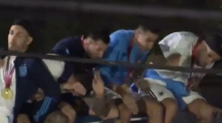 بالفيديو: ميسي ولاعبو الأرجنتين ينجون من موت مُحقق !