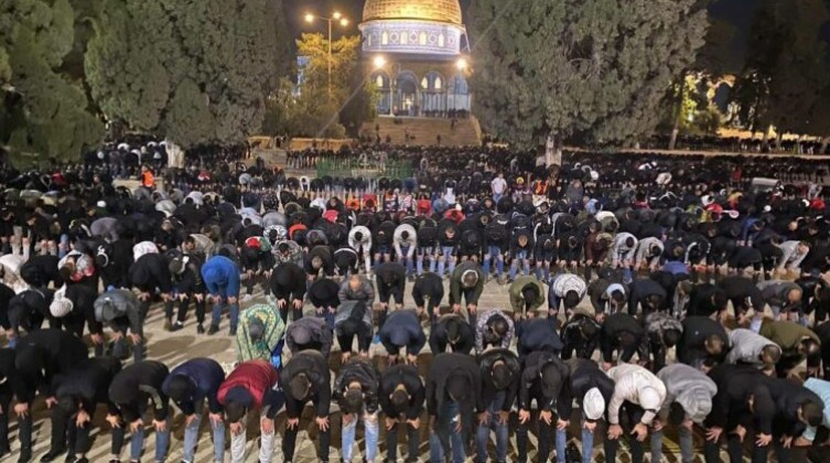 بالصور: الآلاف يحيون الفجر العظيم في الأقصى ومساجد الضفة