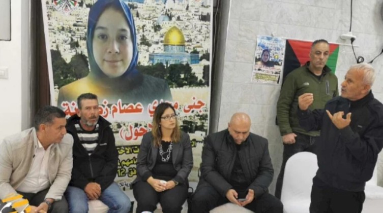 وفد أمريكي رسمي يزور بيت عزاء الشهيدة الطفلة جنى زكارنة