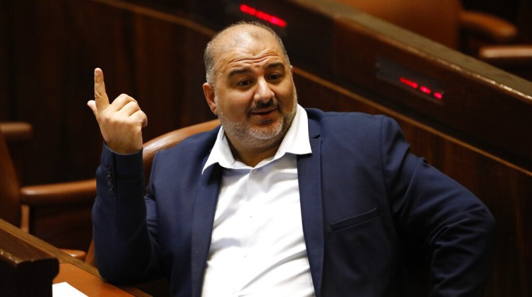 "عباس" يتحدث عن شرطه للانضمام للحكومة الإسرائيلية الجديدة
