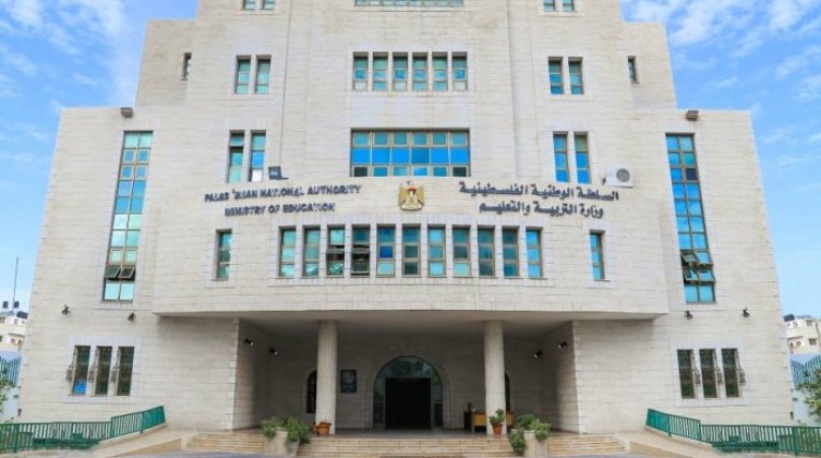 التعليم بغزة تنفي أنباء تعليق الدراسة والدوام طبيعي بجميع المدارس