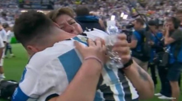 ليست أمه.. من هي السيدة التي عانقها ميسي بحرارة بعد المباراة النهائية في قطر؟