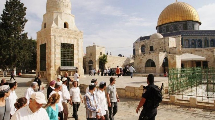 عشرات المستوطنين يقتحمون الأقصى في مايسمى "عيد الأنوار"
