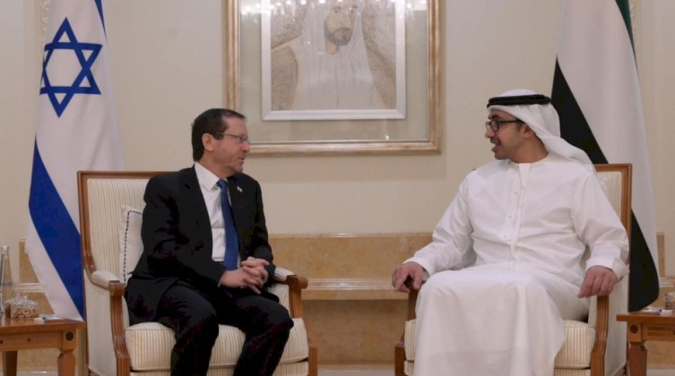 وزير الخارجية الامارتي يستقبل رئيس دولة الاحتلال ال
