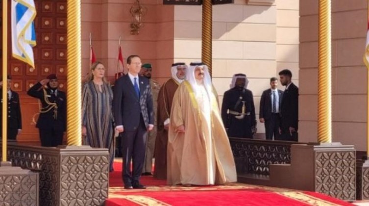 ملك البحرين يستقبل هرتسوغ وسط استنكار ورفض شعبي
