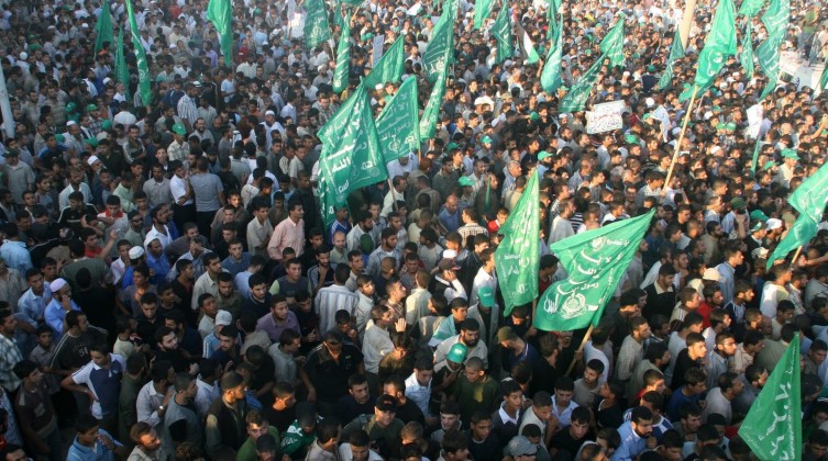 بالفيديو: حماس تقدم جملة من المساعدات للمواطنين في قطاع غزة