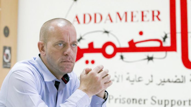 هنية يهاتف الحموري ويستنكر إبعاده عن وطنه