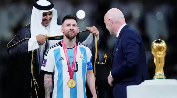 موقع عبري يصف ارتداء ميسي للعباءة العربية  بالـ"عار"