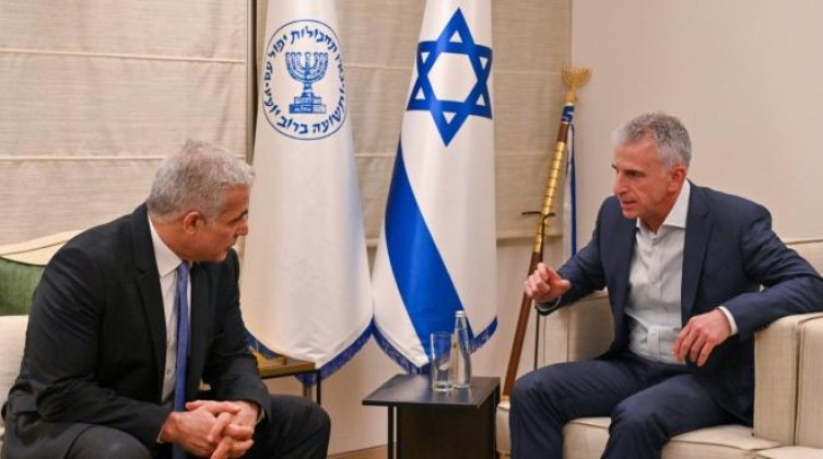 لابيد يلتقى برئيس الشاباك.. ماذا ناقش؟