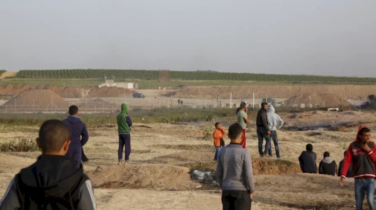 الاحتلال يطلق النار وقنابل الغاز على المزارعين وصيادي العصافير شرق غزة