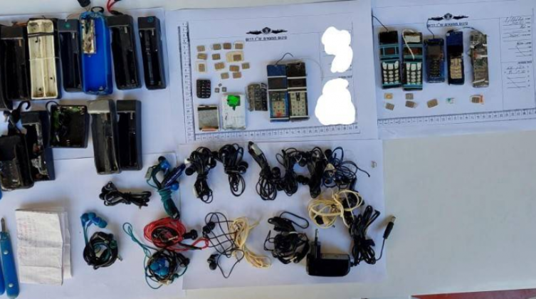 الاحتلال يعلن ضبط عشرات الهواتف النقالة بسجن النقب