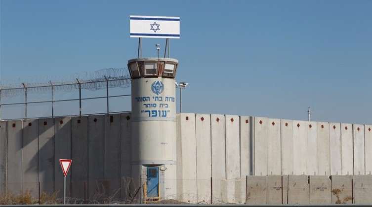 أسرى "عوفر" يقررون إرجاع وجبتي طعام تضامنا مع الأسيرين أبو حميد ودقة