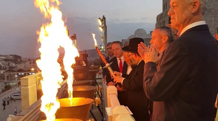 غانتس يضيئ شمعة "حانوكا" عند حائط البراق في القدس