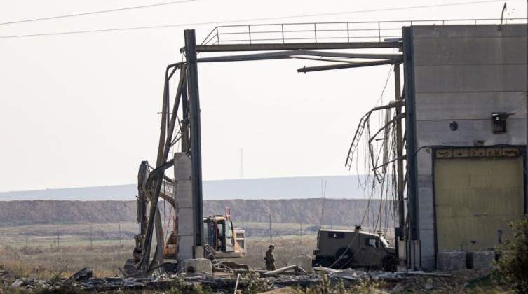 بالصور: جيش الاحتلال يبدأ بإزالة معبر كارني شرق مدينة غزة ويقيم عائق أمني