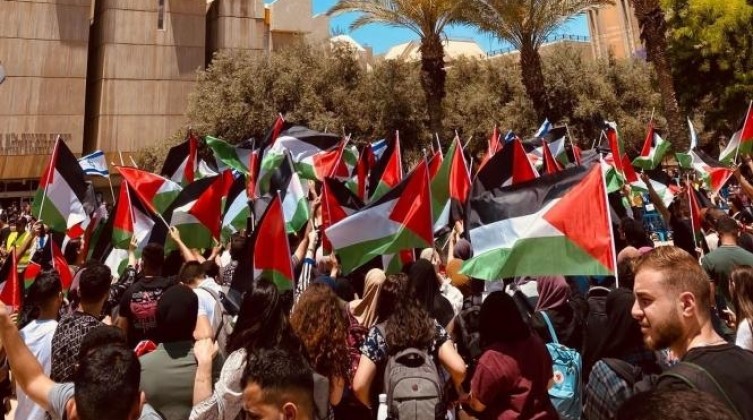 "نائب إسرائيلي" يقترح مشروع قانون يحظر العلم الفلسطيني في الجامعات