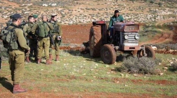 الاحتلال يستولي على "باجر" ويمنع المزارعين من حراثة أراضيهم بالخليل