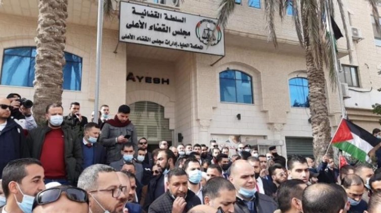 نقابة المحامين تعلق العمل أمام جميع المحاكم يوم غدٍ الاثنين