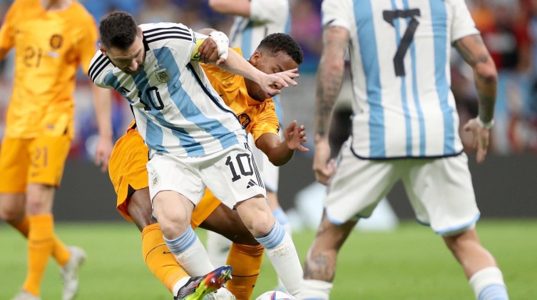 شاهد_ الأرجنتين تطيح بالطواحين بركلات الترجيح وتتأهل إلى نصف نهائي المونديال