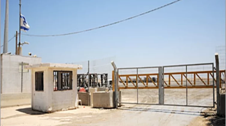 الاحتلال يبدأ اجراءات استبدال معبر المنطار بجدار